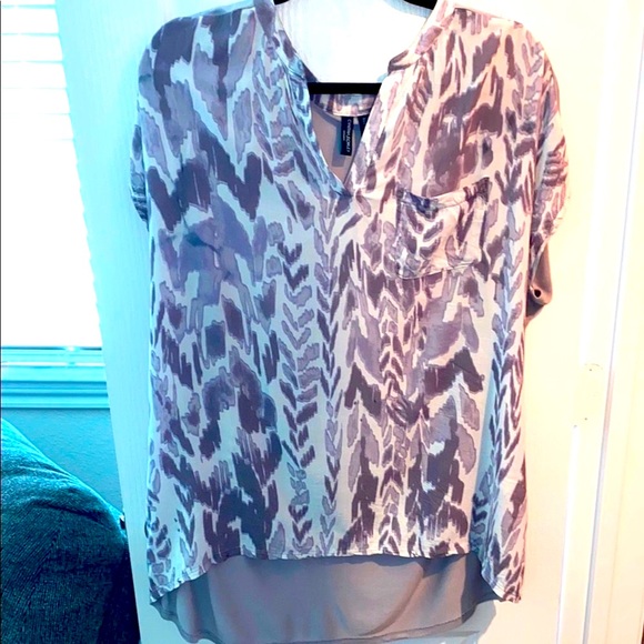 ❤️Cynthia Rowley Gray Graphic Short Sleeve Hi-Low Blouse - Picture 1 of 6